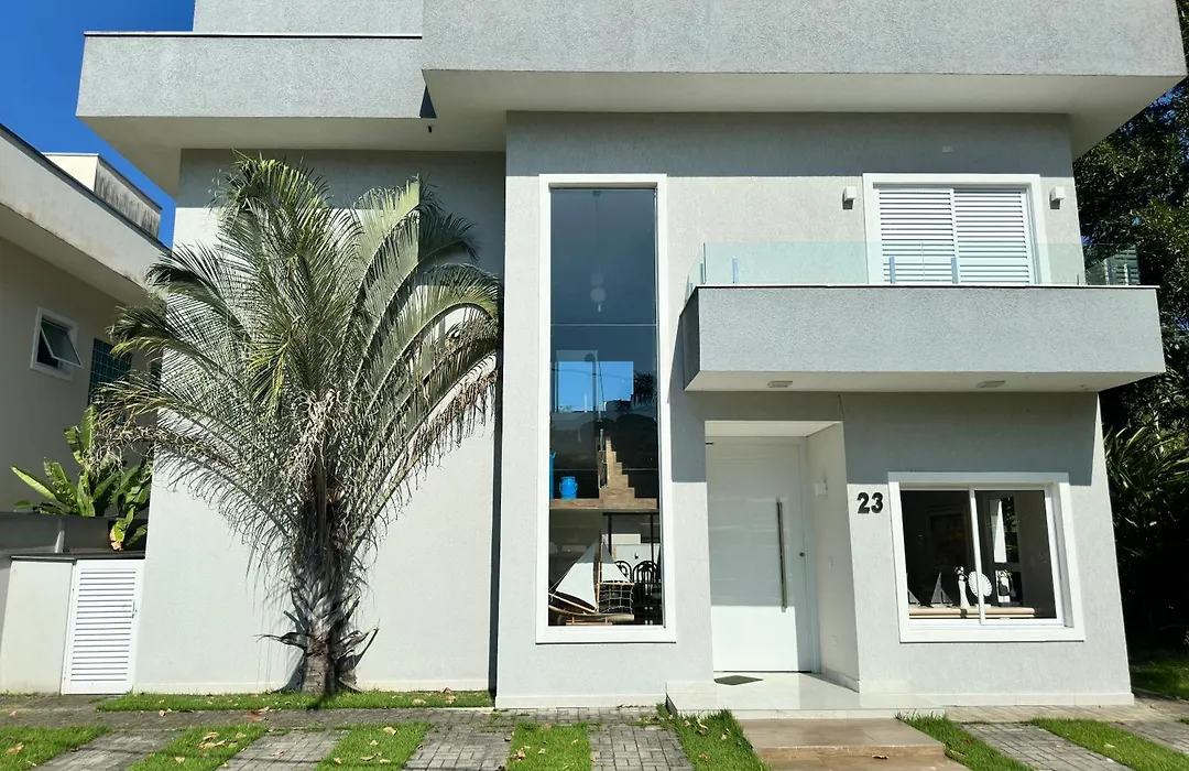 Casa Alto Padrão em Ubatuba em Condomínio-1